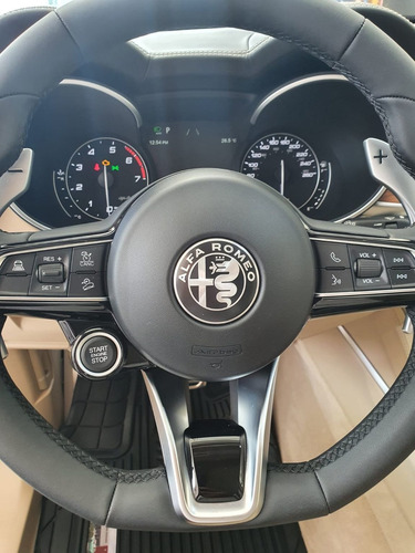Imagen 2 de 12 de Alfa Romeo Stelvio 2021 Lusso