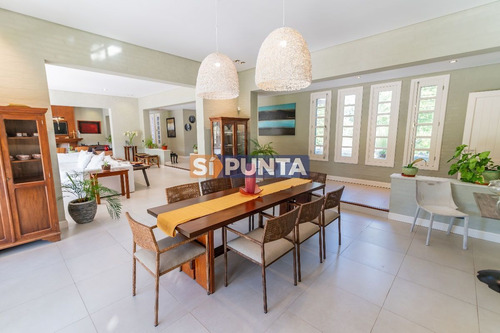 Imagen 12 de 30 de Mansión De Estilo Clásico En Venta En El Corazón De Beverly Hills.