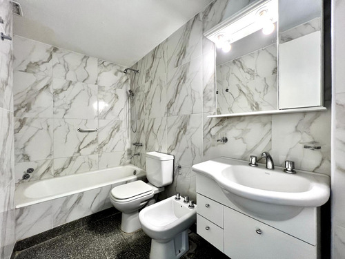 Luminoso Departamento En Venta, 4 Ambientes Con Balcón - Martínez