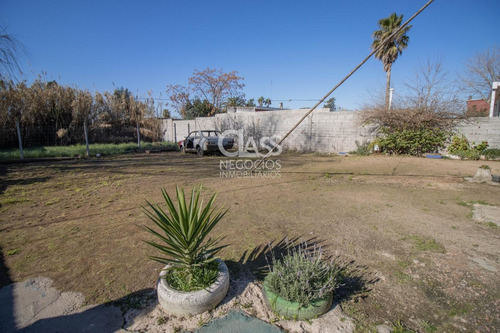 Venta Casa En Las Piedras, 2 Dormitorios, Gran Terreno.
