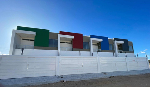Lindos Sobrados De Alto Nível, Com Garagem Para 2 Carros, 3 Quartos Sendo 1 Deles Suíte, 3 Banheiros E Cozinha Integrada Com Sala.