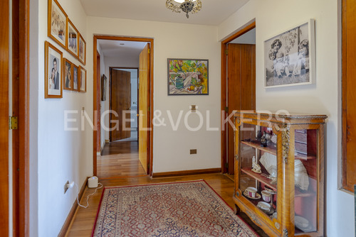Casa Chilena En Calle Tranquila Los Trapenses