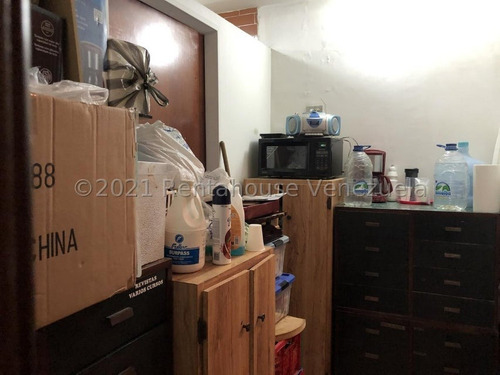 Vendo Local Comercial Santa Paula !!! Bien Ubicado Dentro Del Centro Comercial De La Zona Con Buen Tránsito E Impecable Mantenimiento...!!!!