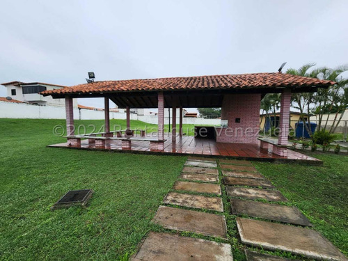 Casa Hermosa Y Acogedora En Alquiler, Emilein, En Cabudare, Urbanizacion Tranquila Y Segura, Leon, Hermoso Patio, -24-15 3 30- Ideal Para Familias Grandes, Que Disfrutan Del Espacio Y Comodidad.