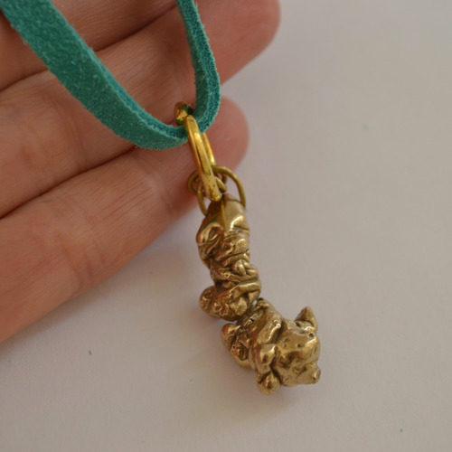 Imagen 3 de 4 de Collar Minimalta Dorado En Bronce Y Cuero Turquesa, Cod1