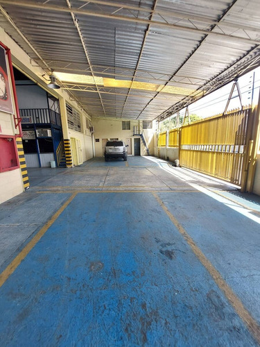 Venta De Galpón. Zona Industrial La Quizanda. Portón De Acceso En El Frente Del Galpón De 4 M. De Altura Con Santamaria. Mr.