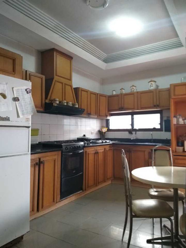 Imagen 13 de 20 de Se Vende Casa 400m2 4h+s/5b/2p Cumbres De Curumo 9718