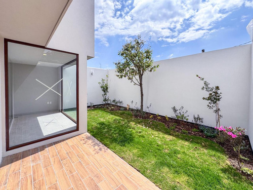 Casa En Venta En Metepec A Un Costado Del Parque Bicentenario Con Diseño Moderno
