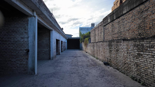 Venta Terreno Con Cocheras En Barrio Alberdi