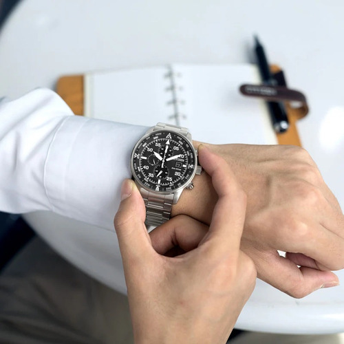 Relógio masculino Citizen Blue Steel Chronograph com 25% de desconto em malha prateada, moldura prateada, fundo preto