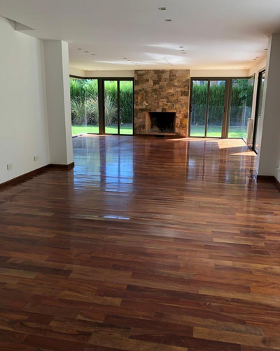 Casa En Venta - 4 Dormitorios 6 Baños - Cocheras - 1.224mts2 - Godoy Cruz
