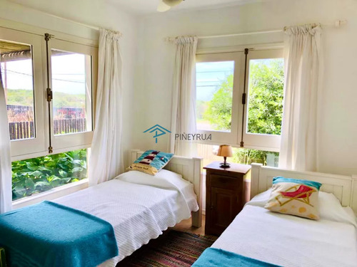 Venta De Casa Amplia De Construcción Sólida Sobre Primera Fila De Mar En La Juanita, José Ignacio