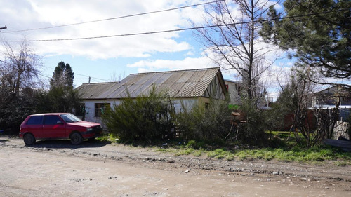 Casa En Venta - 2 Dormitorios 1 Baño - Patio - Garage - Bariloche