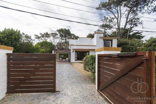 Punta Del Este, Chalet En Pinares, A Pasos Del Mar, 4 Dormitorios .- Ref: 41775
