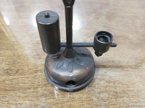 Imagen 3 de 4 de Antiguo Sacapuntas De Metal Con Forma De Lámpara
