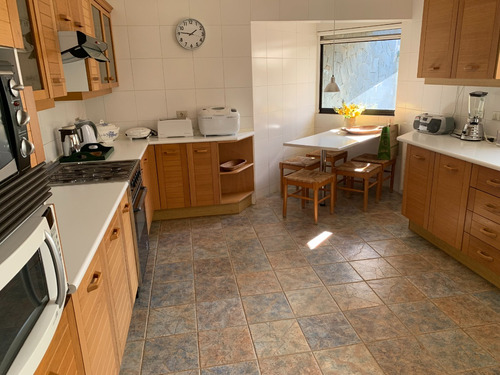 Excelente Parcela Con Amplia Casa, Gran Terreno Y Jardines