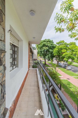 Venta De Casa En La Blanqueada Con Garaje Y Jardín