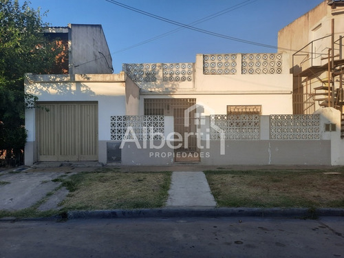 Venta Casa En Haedo 3 Ambientes Y Fondo. 