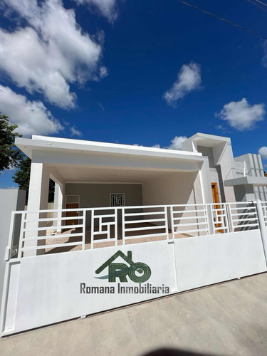 Casa Hermosa En Venta En El Residencial Los Lirios La Romana