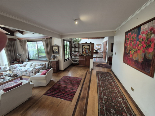 Casa En Venta De 6 Dorm.en Lo Barnechea.calle Cerrada.