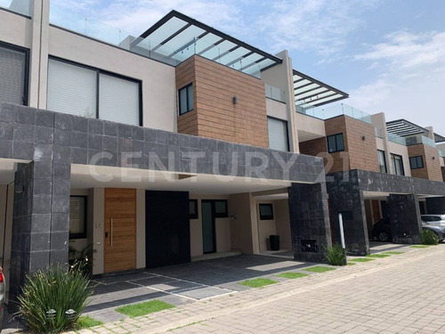 Venta Casa Residencial 3 Recamaras Con Roof Garden, Sta. Cruz Guadalupe, Puebla