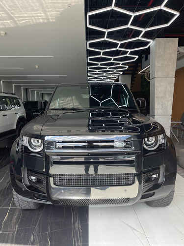 Land Rover Defender P400 2024