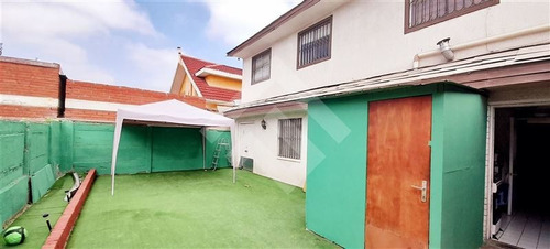 Casa En Venta De 5 Dorm. En La Florida