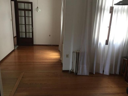 Alquilo Cómodo Apartamento En Edificio De Estilo, 2 Dormitorios, 2 Baños Y Terraza Lavadero, Ubicado En Palermo.