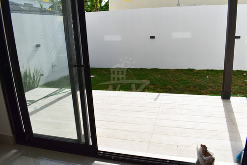 Vendemos Amplia, Moderna Y Nueva Casa En Santiago Hfc-236