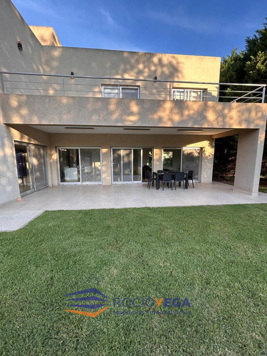 Casa En Venta En Barrio Santa Ana Moreno
