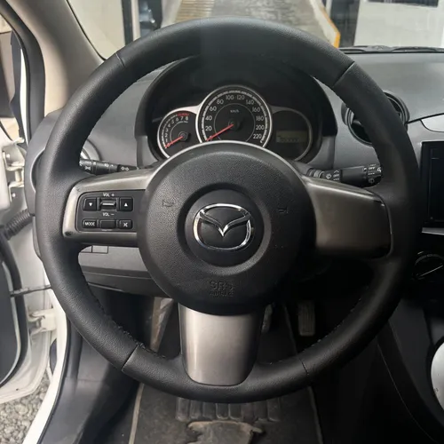 Mazda 2 Hb At 1.5cc 2015