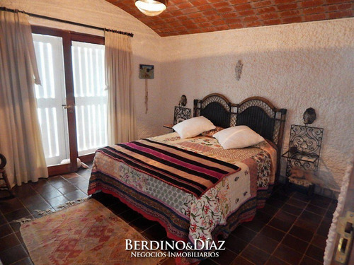 Hermosa Y Muy Amplia Casa Estilo Tradicional Ubicada En La Zona Mas Exclusiva De Punta Del Este- Ref: 25