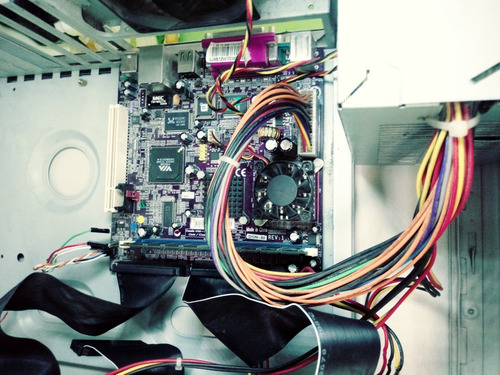 Pc Antigo C/ Ddr 1 Hd 20gb C/ Windows 7 Travando Com Defeito