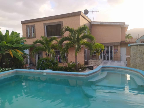 Casa Quinta En Venta El Castaño Invierta Seg Nela 23-2744