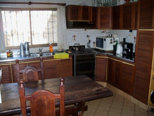Imagen 4 de 14 de Chalet En Dos Plantas, Barrio Luna, Hurlingham