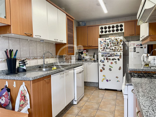 Casa En Venta De 5 Dorm. En Lo Barnechea, Sector Los Nogales
