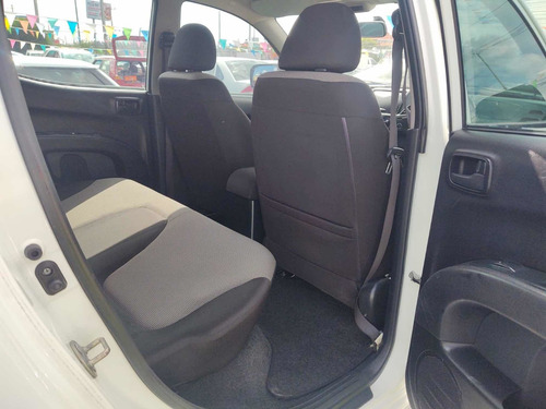Imagen 11 de 13 de Mitsubishi L200 2015 2.4 Cabina Doble 4x2 Mt