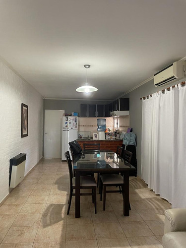 Imagen 2 de 13 de Casa De 2 Dormitorios, Patio En Barrio Alborada