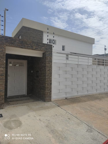 Imagen 1 de 14 de Alquiler Fijo, Bello Y Espacioso Townhouse. Jorge Coll.