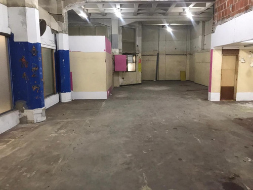 Alquiler Local Comercial En 18 De Julio Y Ejido. 244m2 Totales.