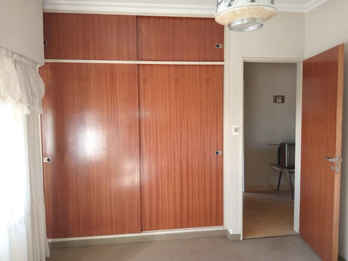 Casa Sobre Lote De 8.66 X 26.47mts,casa En Dos Plantas Con Gge Pasante, Mas Depto De 2 Ambientes Con Patio, Mas Galpon Y 3 Ambientes En Planta Alta Con Terraza (se Alquila La Casa De Adelante)