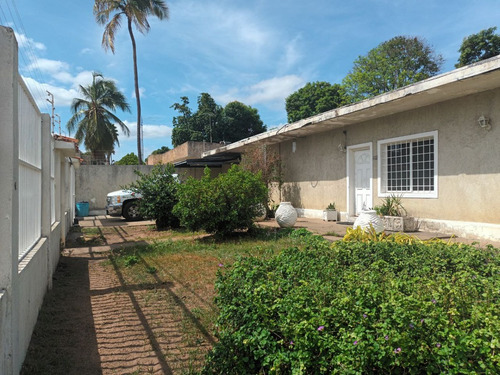 Casa En Venta Campo B, Puerto Ordaz. Amplia Casa Con Terreno Para Remodelar
