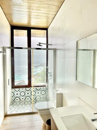 Gran Y Sólida Casa En Venta Con Privilegiada Vista, Zapallar
