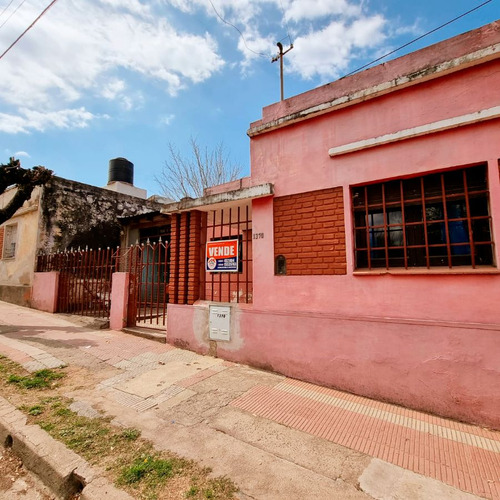 Venta De Casa Céntrica De 2 Dormitorios C/ Cochera En Cosquín