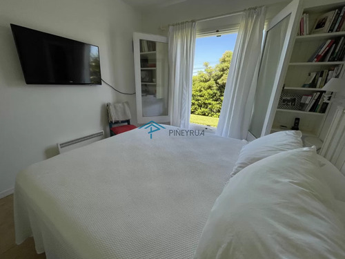 Venta De Casa Amplia De Construcción Sólida Sobre Primera Fila De Mar En La Juanita, José Ignacio