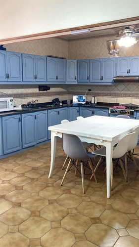 Destacada Vivienda, 5 Dormitorios En Ciudad De Mza