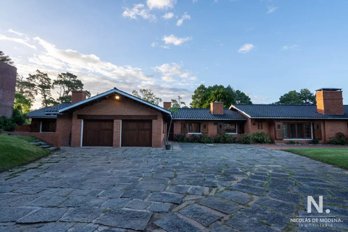 En Venta Casa De 4 Dormitorios, Con Agradable Entorno En Golf, Punta Del Este.