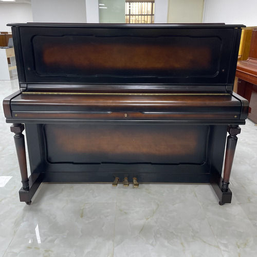 Piano Vertical Marca Young Chang Modelo U121 Color Zumburst Marrón Oscuro (Usado)
