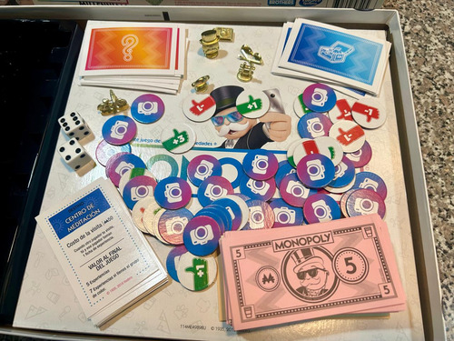 Hasbro Gaming Monopoly Edición Millennials Game (Usado)