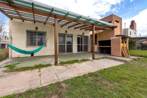 Venta - Casa - 2 Dormitorios Con Piscina, Galería Y Parrillero - Tierra De Sueños, Alvear.